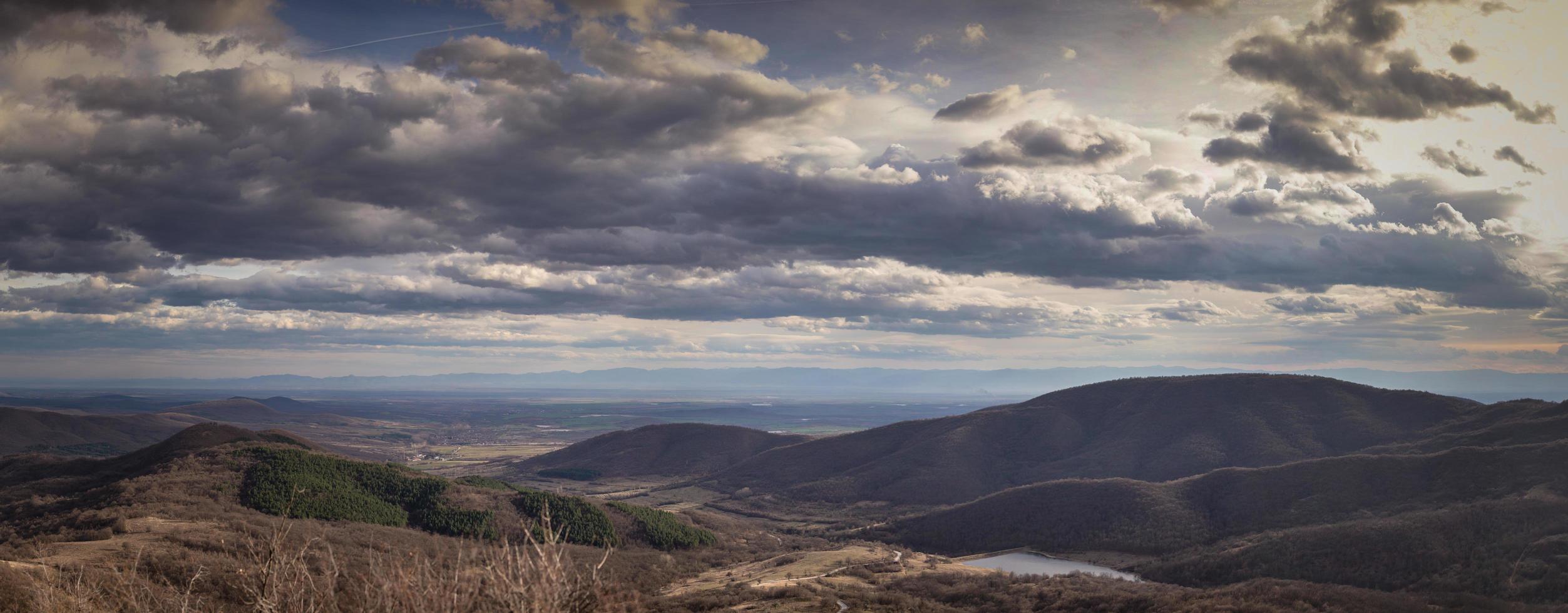 panorama de montañas y un hermoso cielo foto