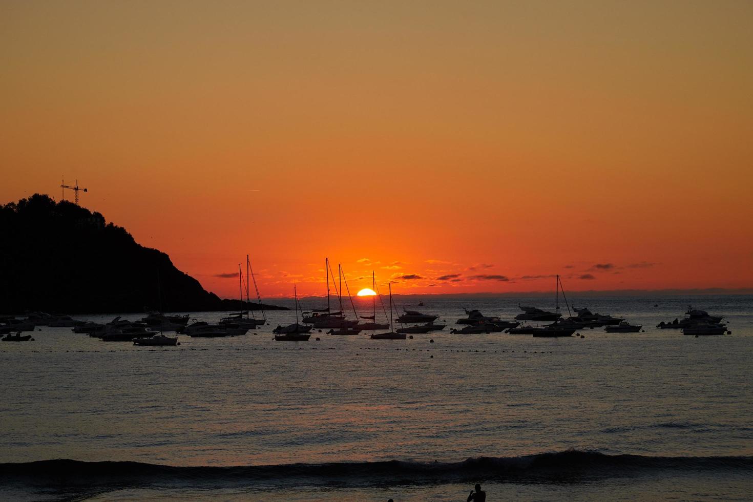 veleros en el mar durante la puesta de sol foto