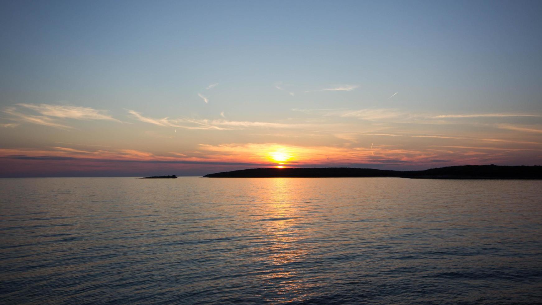 puesta de sol sobre el mar foto