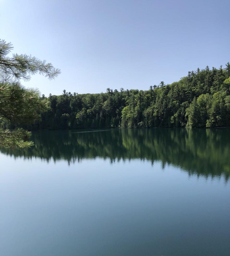 lago durante el día en canadá foto