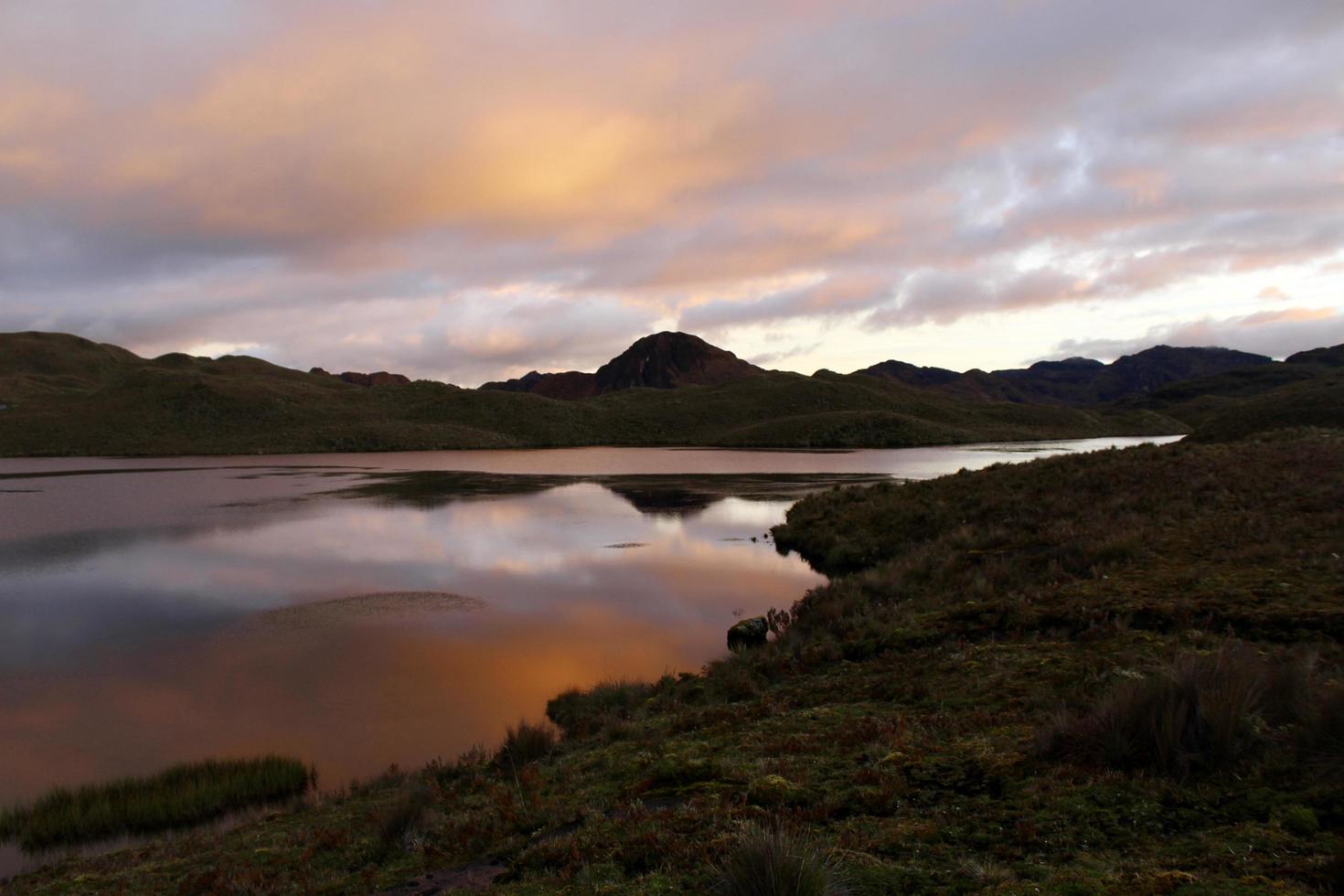 puesta de sol en un lago foto