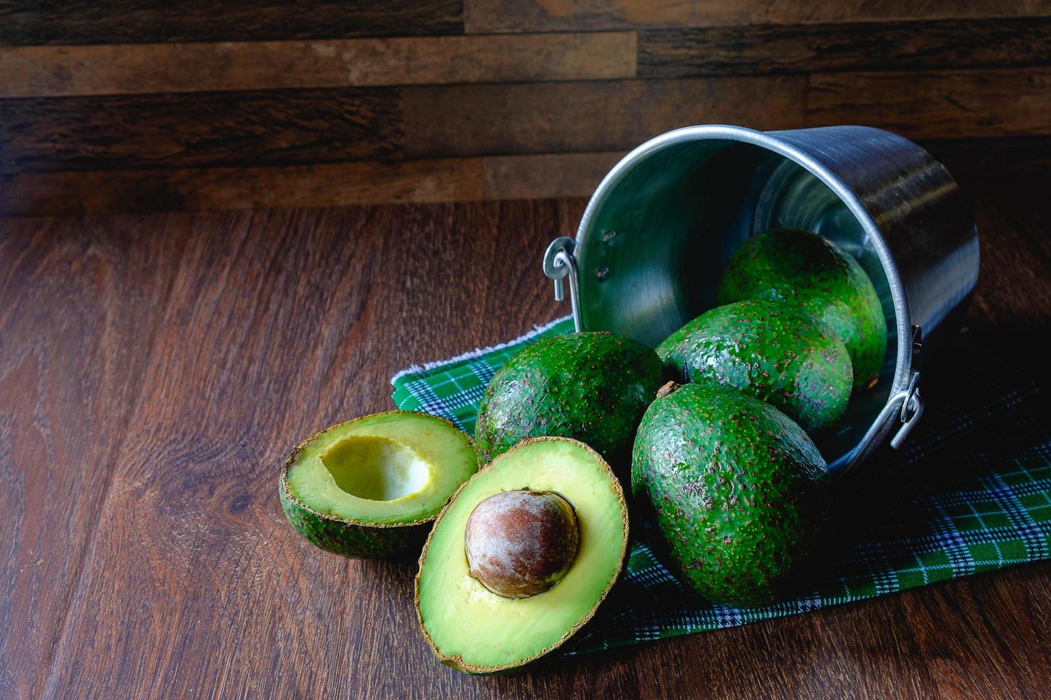 fruta de aguacate cortado por la mitad foto