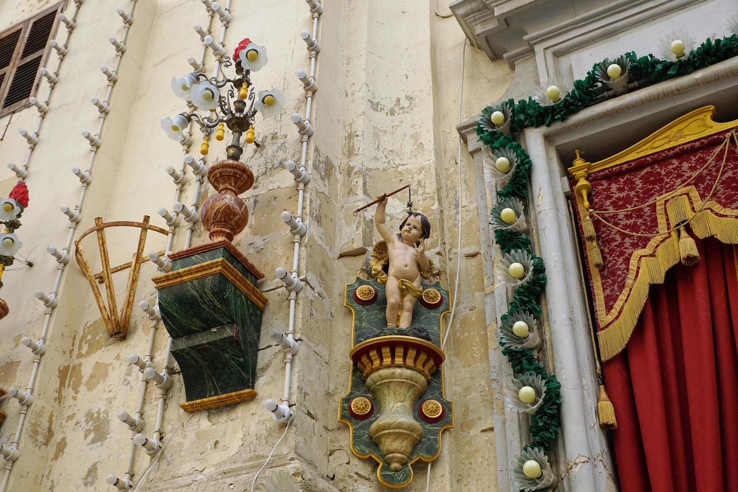 Detalles de la fachada de una iglesia en Malta foto
