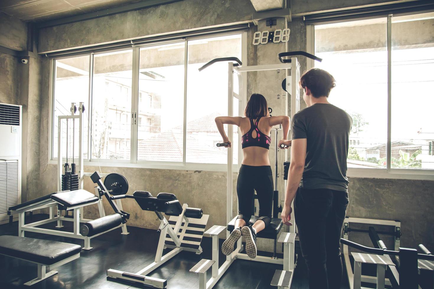 mujer haciendo ejercicio con entrenador personal foto