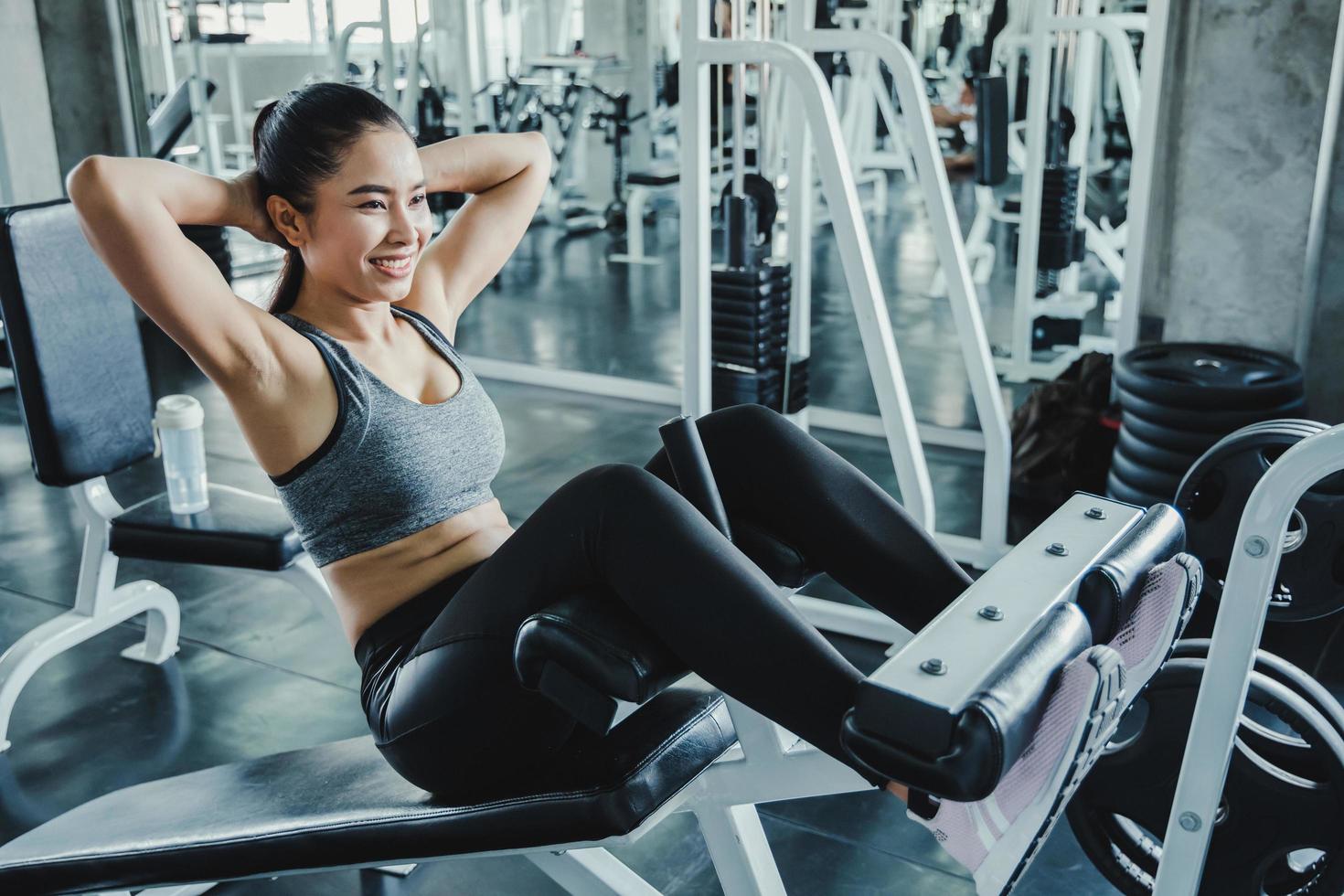 mujer haciendo abdominales en el gimnasio foto