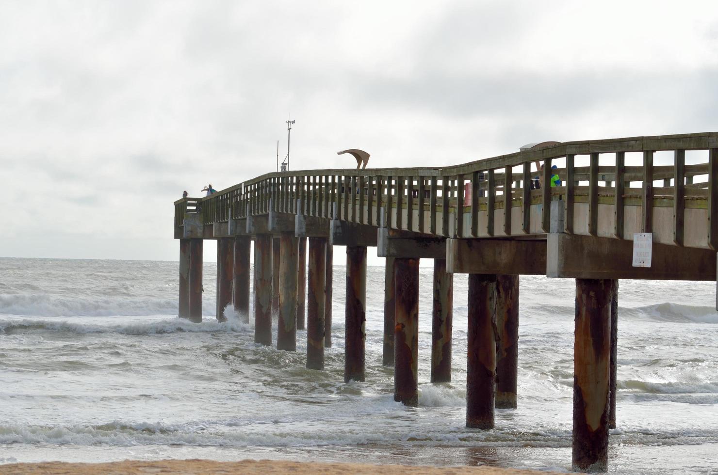 muelle de pesca en un día nublado foto