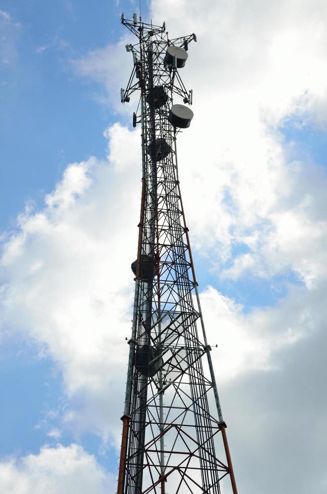 torre de comunicación de microondas foto