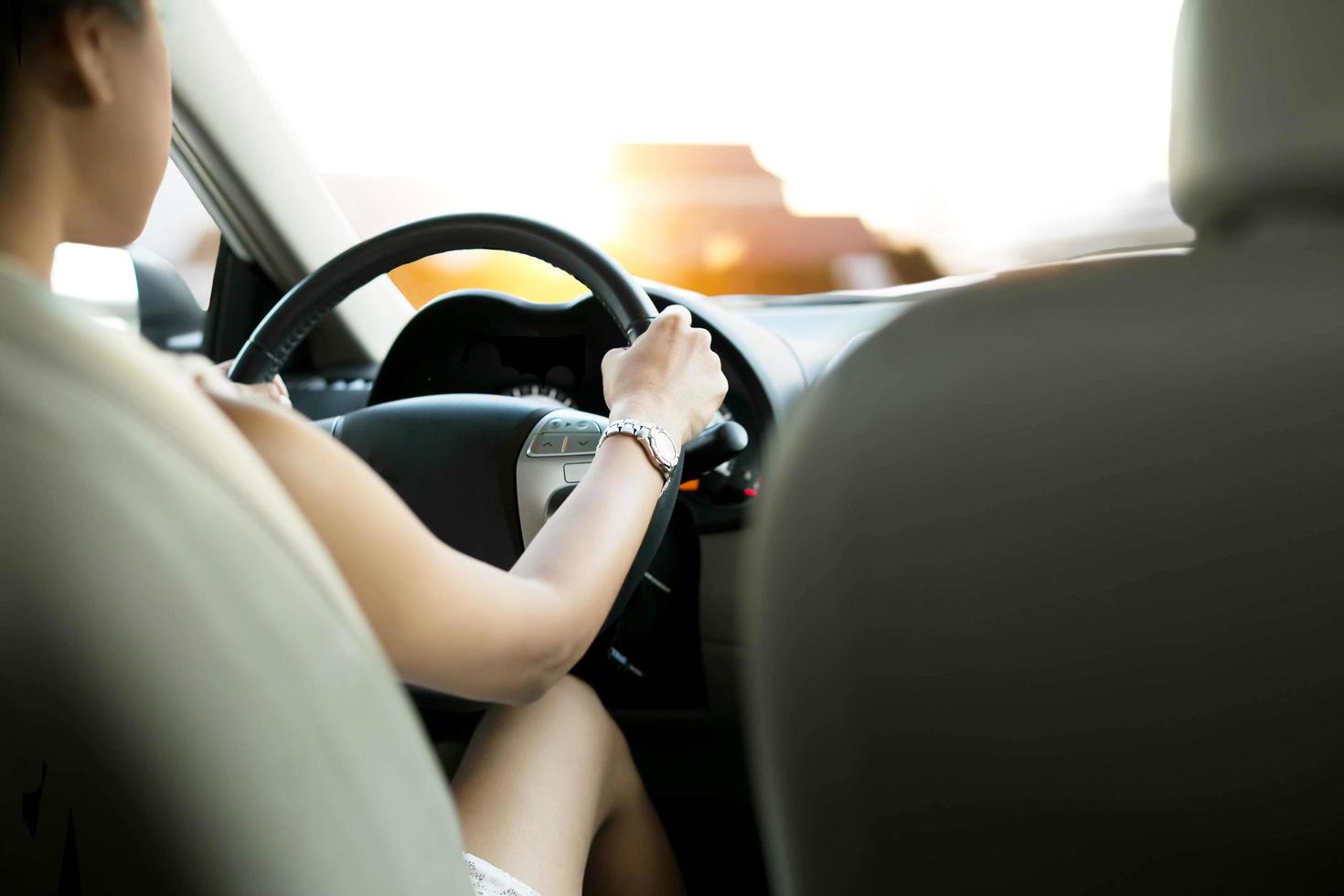 mujer asiática conduciendo coche foto