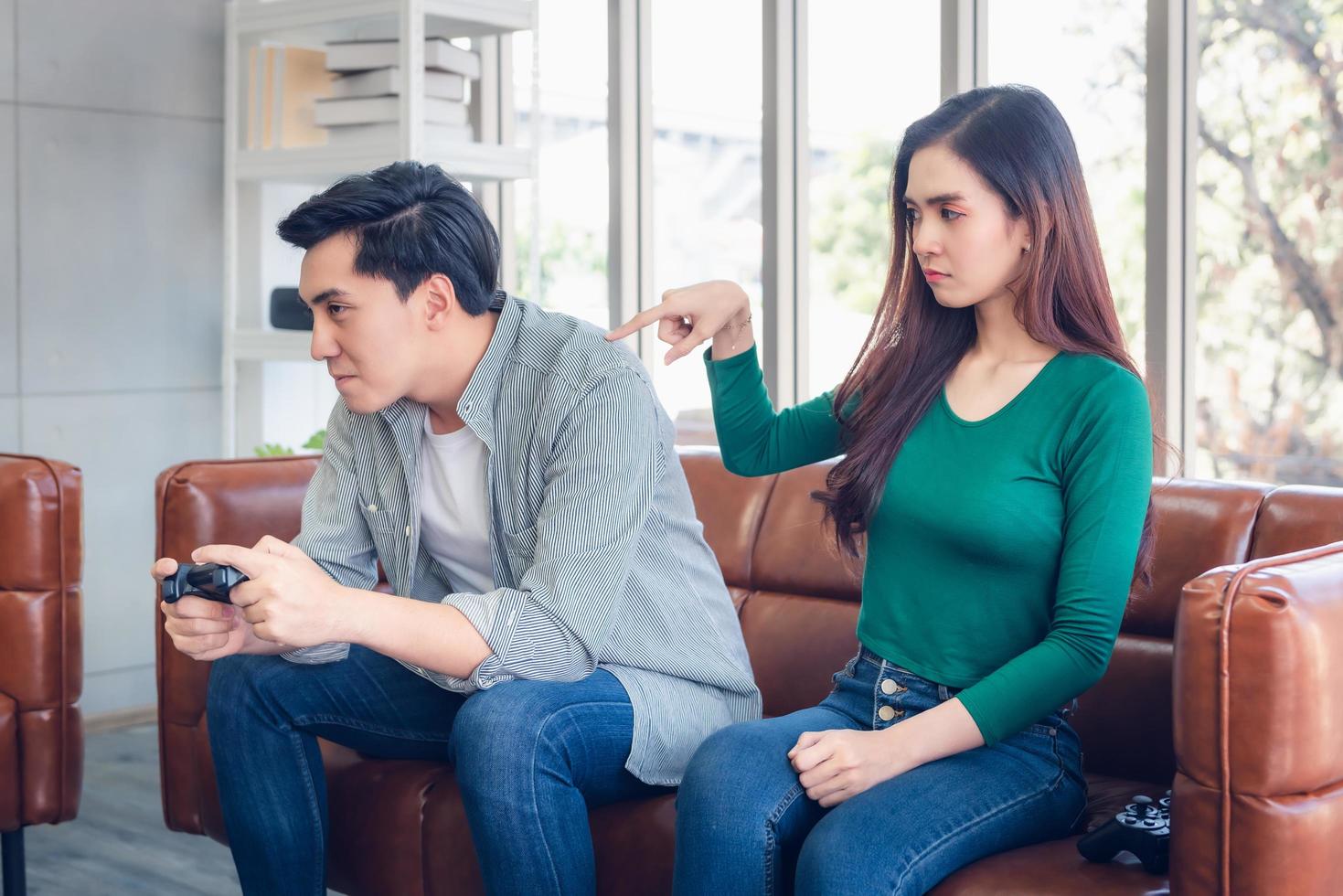 Retrato de mujer sintiéndose ofendida con su novio foto