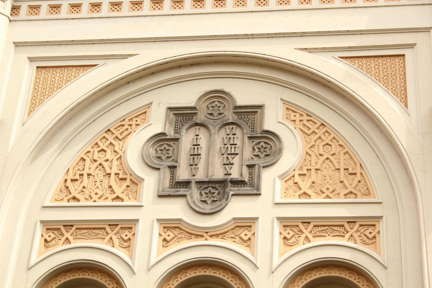 la fachada de una iglesia judía foto
