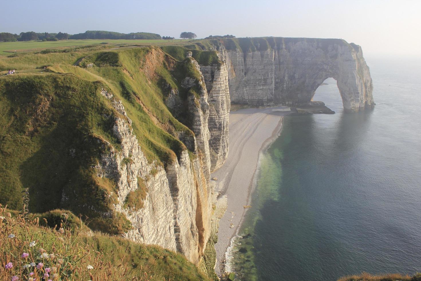 acantilados oceánicos en francia foto