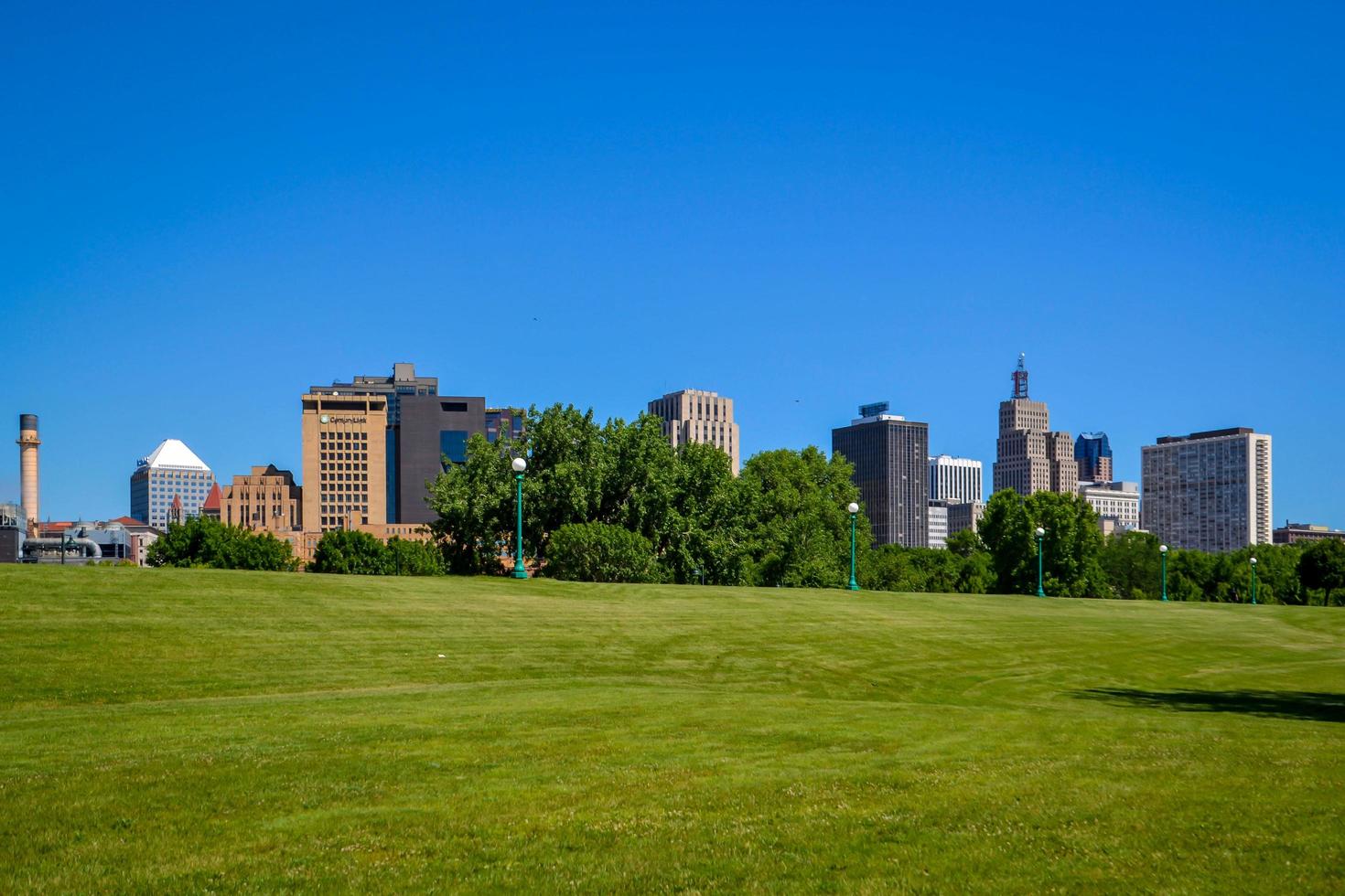 Midwestern metropolis skyline photo