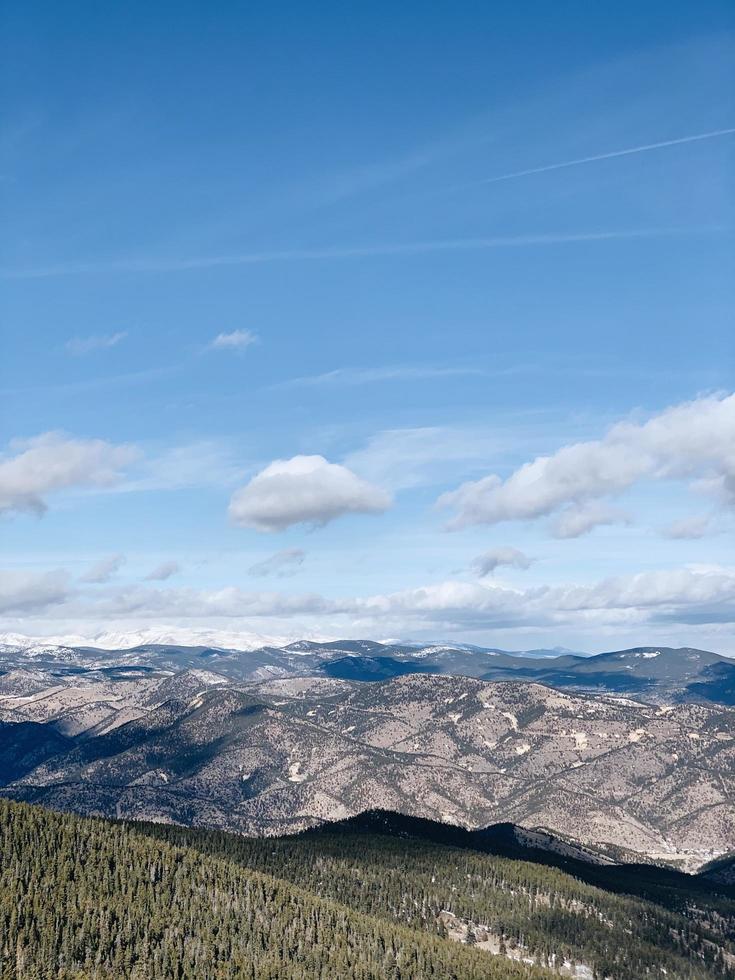 montaña marrón bajo el cielo azul foto