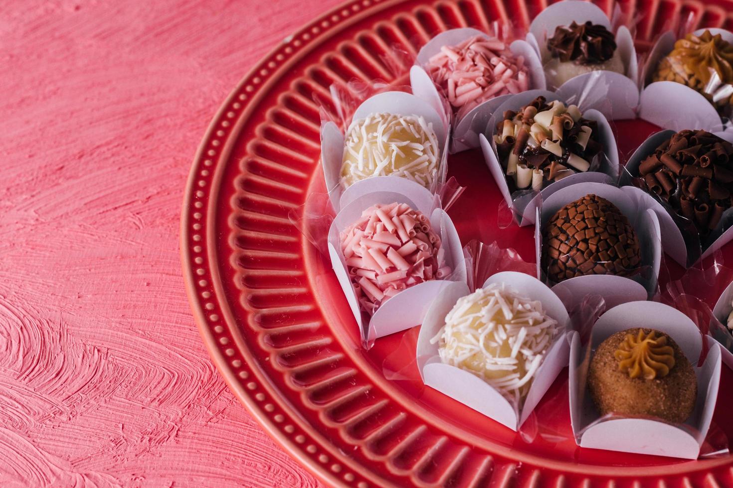 dulces en un plato rojo foto