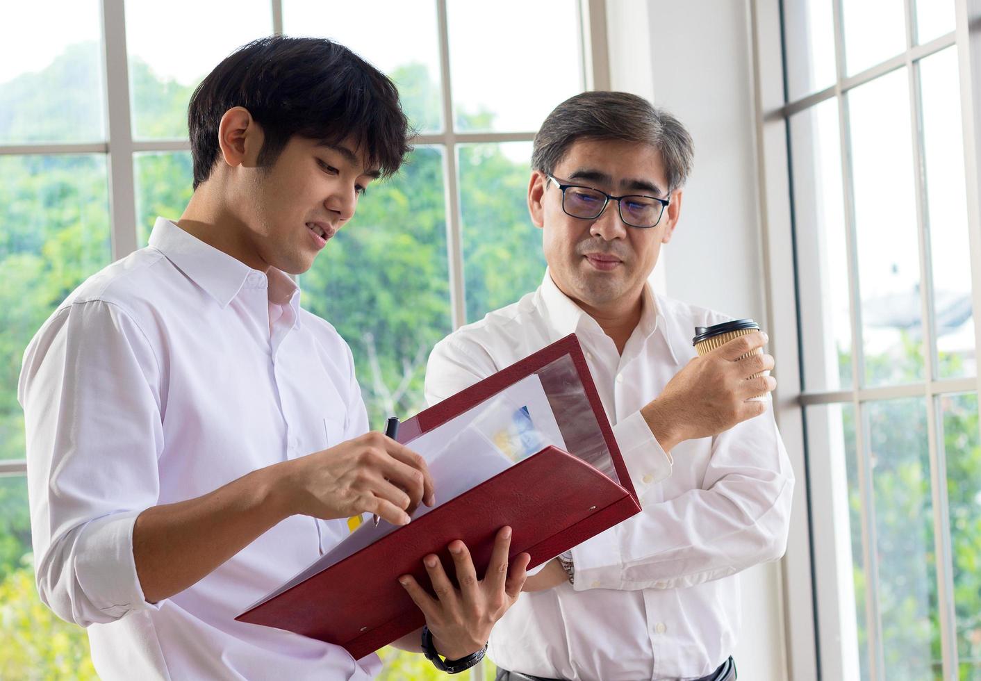 joven sosteniendo papeles comerciales foto