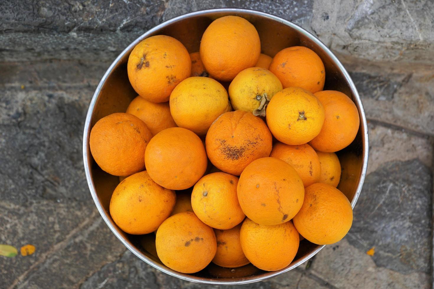 un cubo de naranjas foto