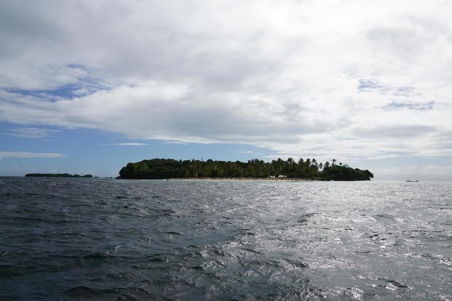 isla de cayo levantado en el mar caribe foto