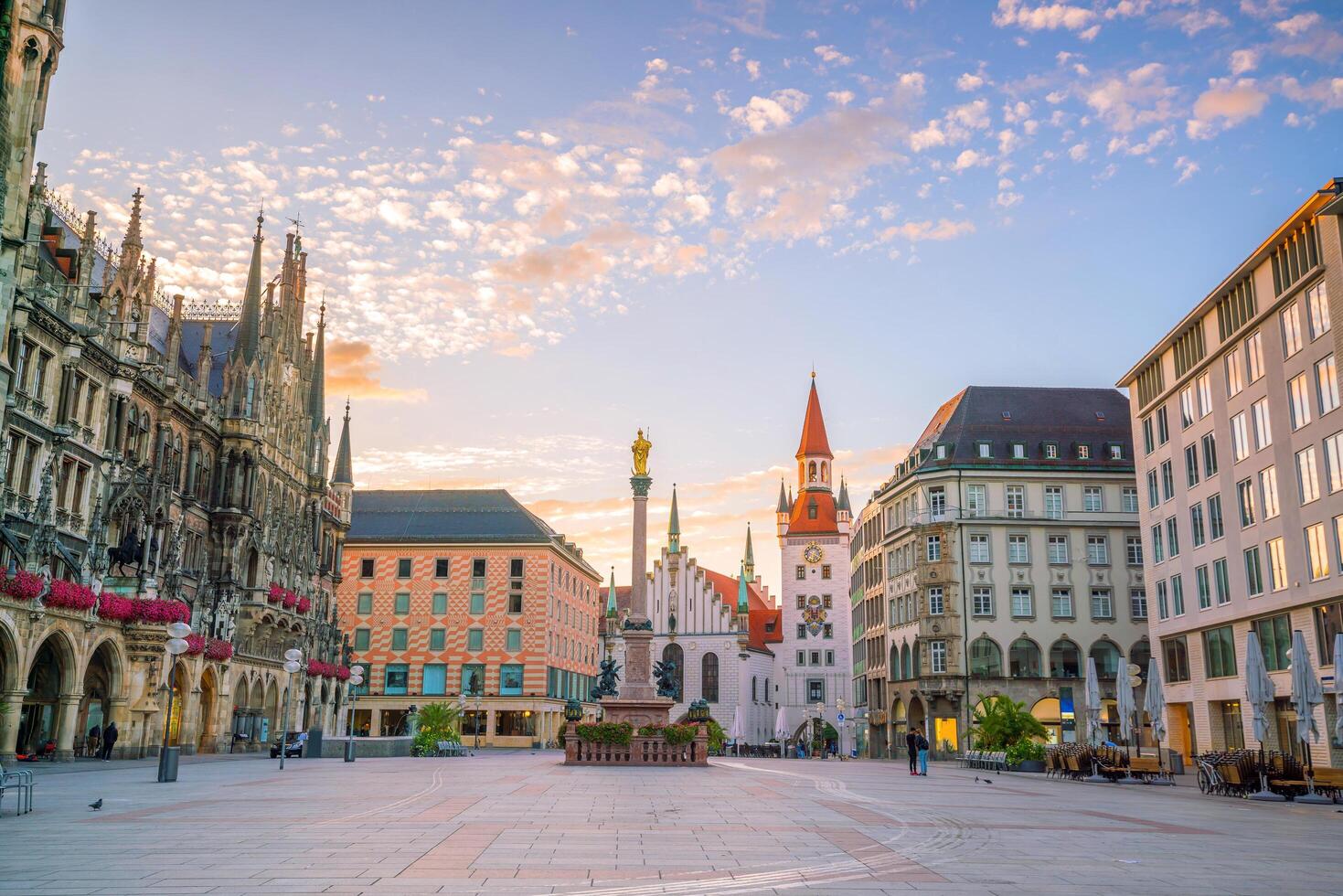 Ayuntamiento de la ciudad vieja en la plaza Marienplatz en Munich foto