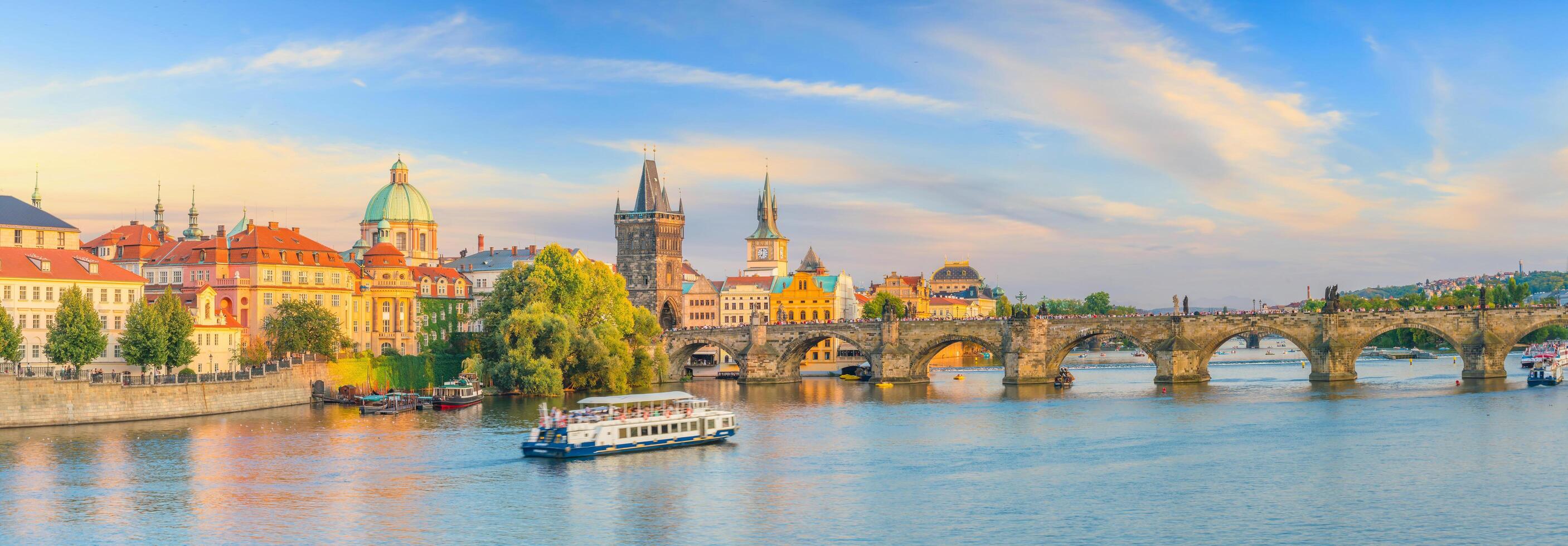 Puente de Carlos y el horizonte de la ciudad de Praga. foto