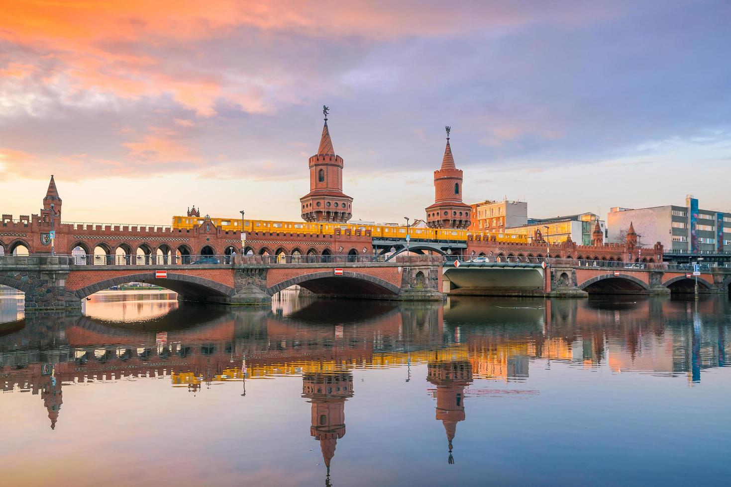 horizonte de berlín con oberbaum bridge foto