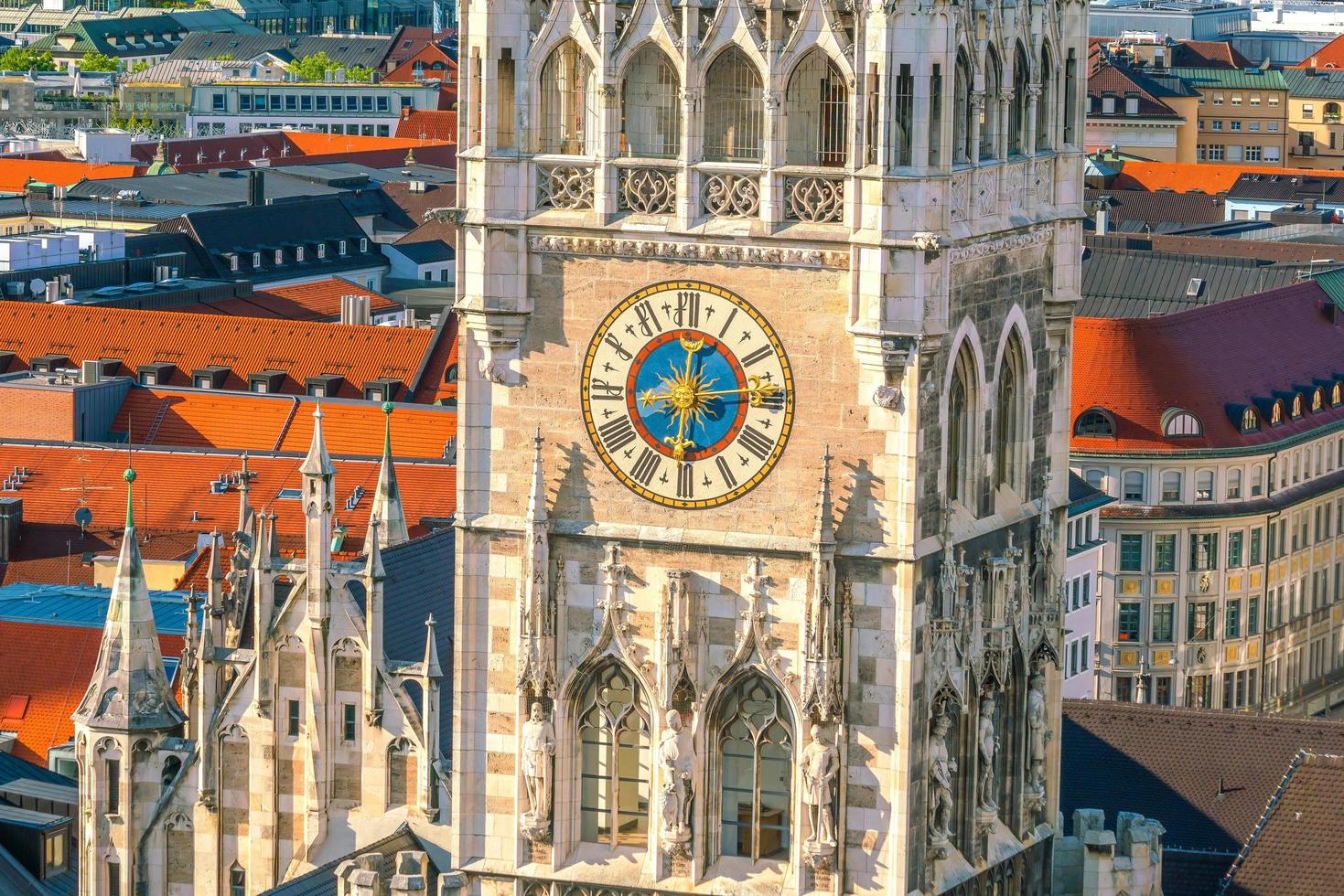 reloj de la torre del ayuntamiento de marienplatz foto