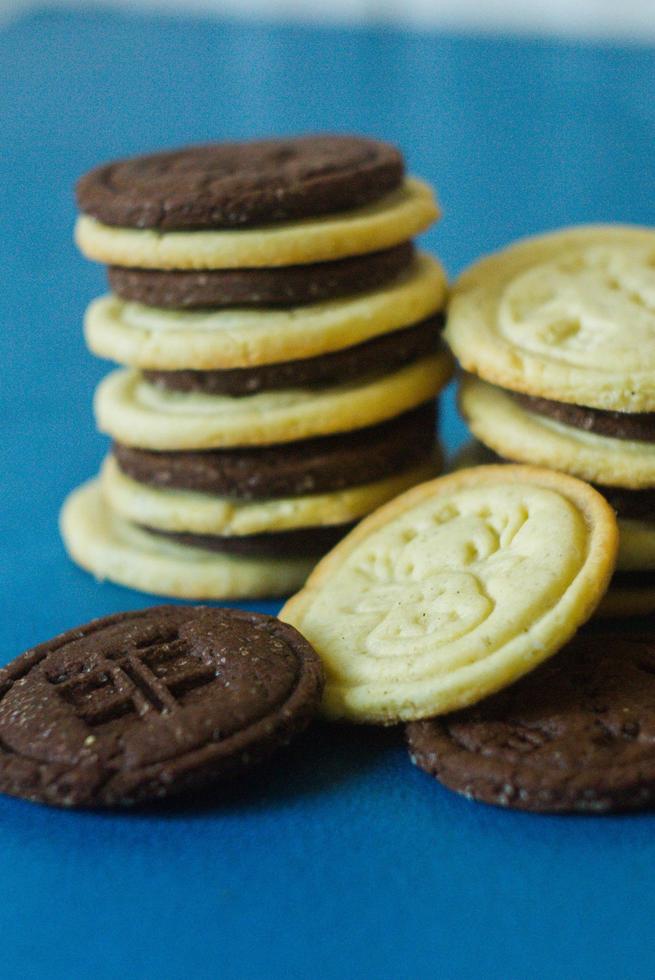 Galletas de chocolate y blancas con renos y regalo para navidad foto