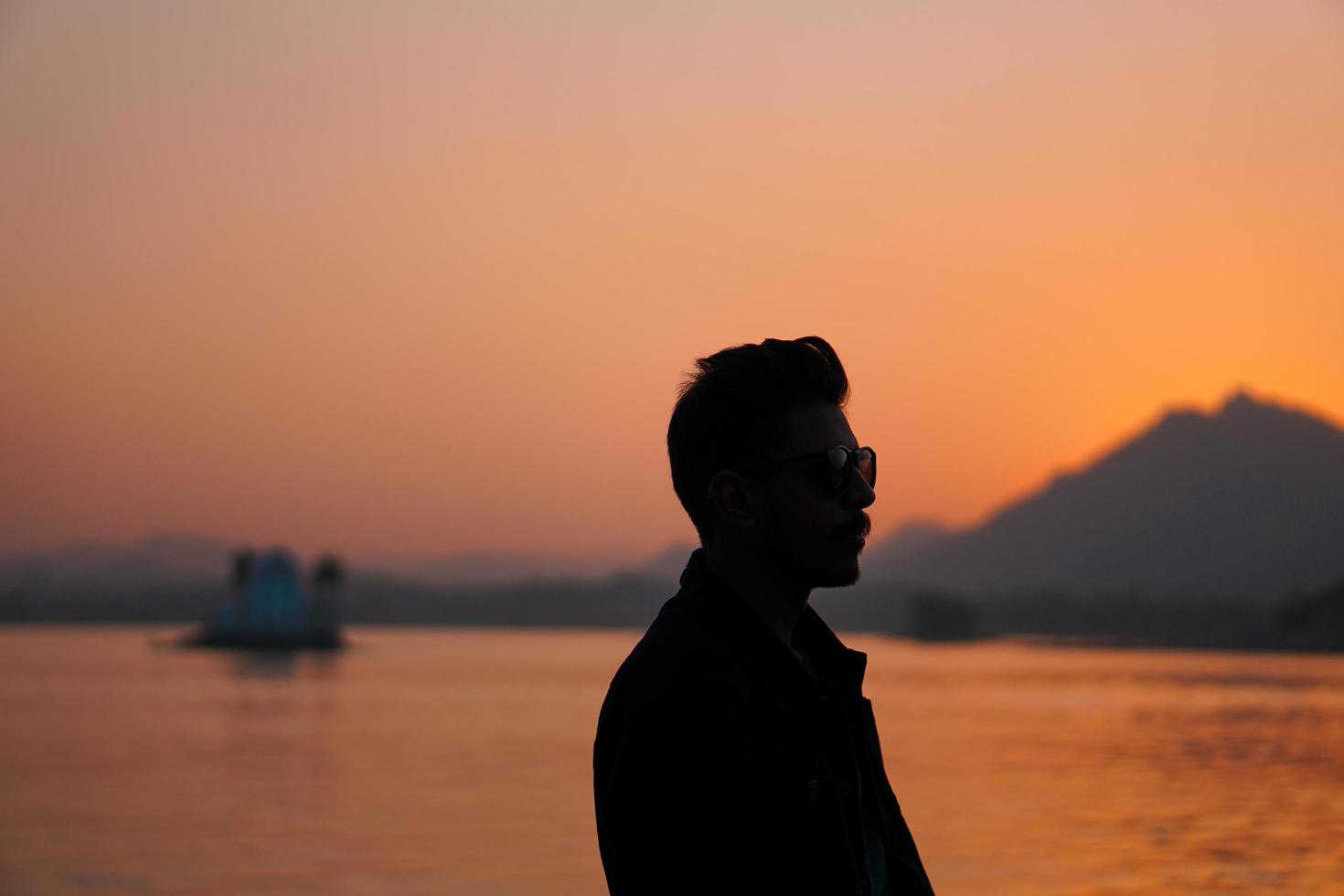 silueta de hombre joven al atardecer foto