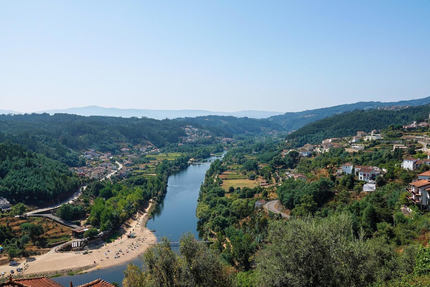 Vista del río Mondego en Peñacova, Portugal foto