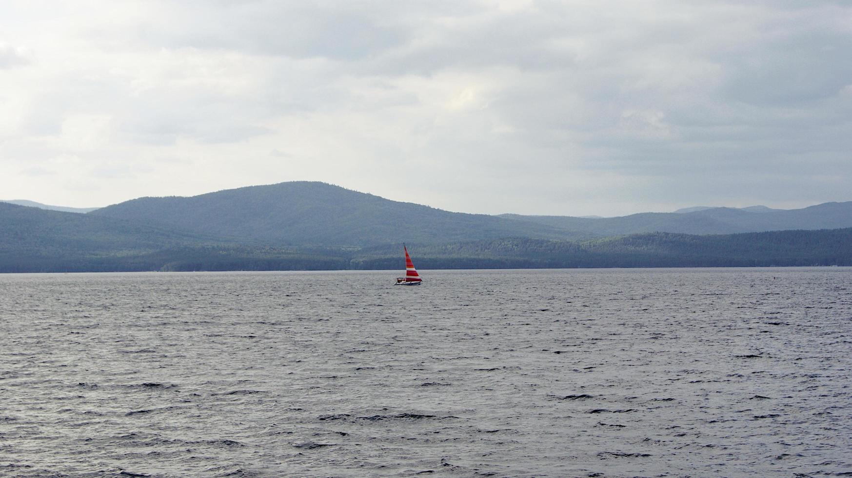 velero rojo en el lago ozero turgoyak foto