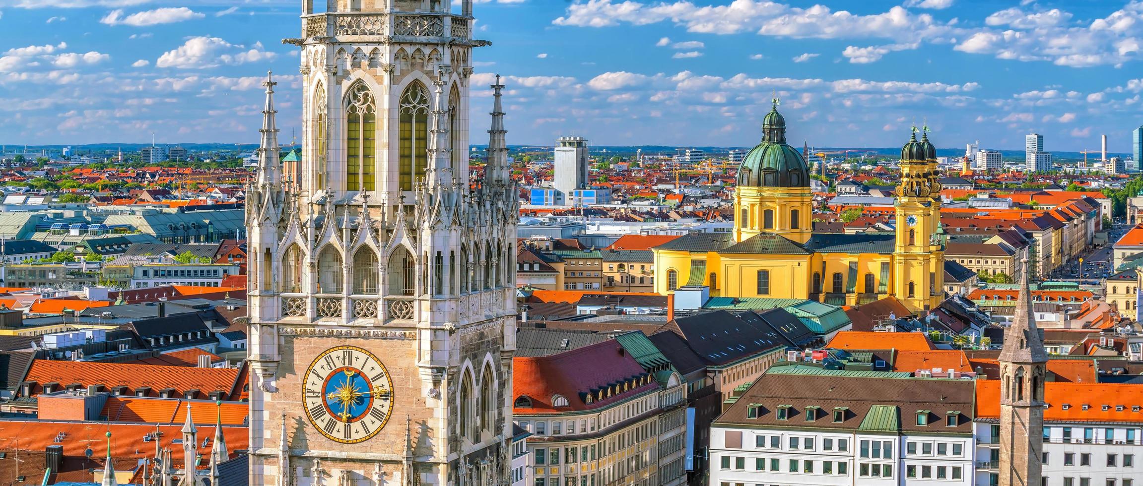 horizonte de munich con el ayuntamiento de marienplatz foto