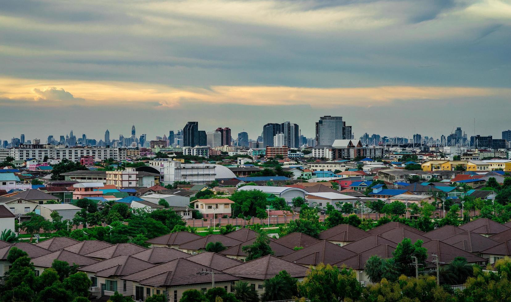 paisaje urbano al atardecer foto