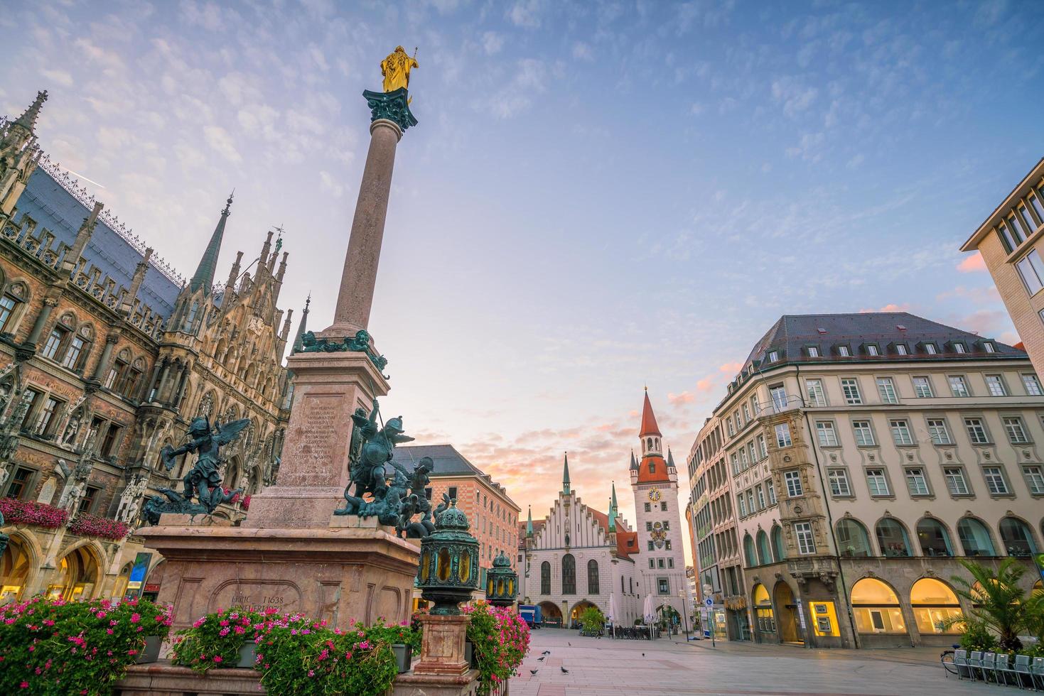 horizonte de munich con el ayuntamiento de marienplatz foto