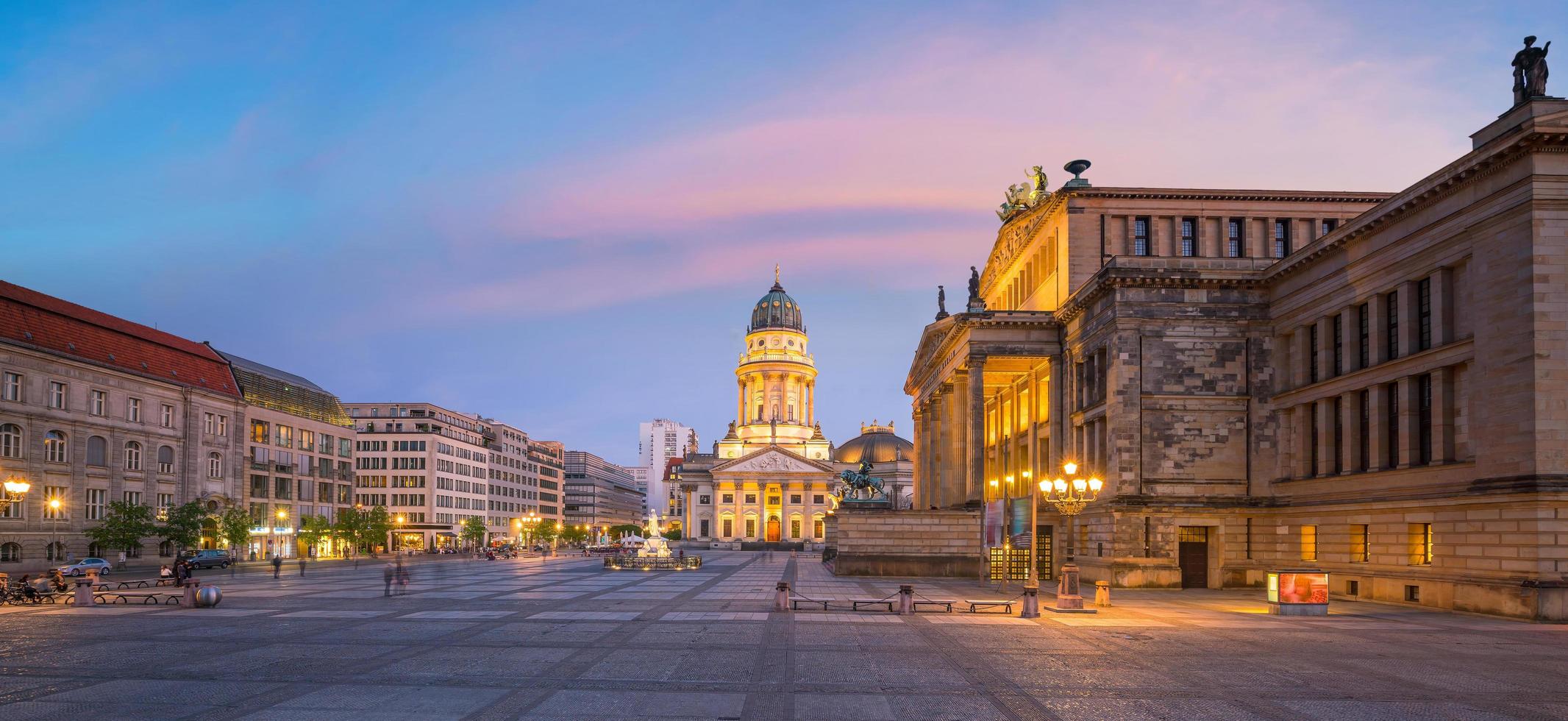 La plaza gendarmenmarkt al atardecer en Berlín. foto