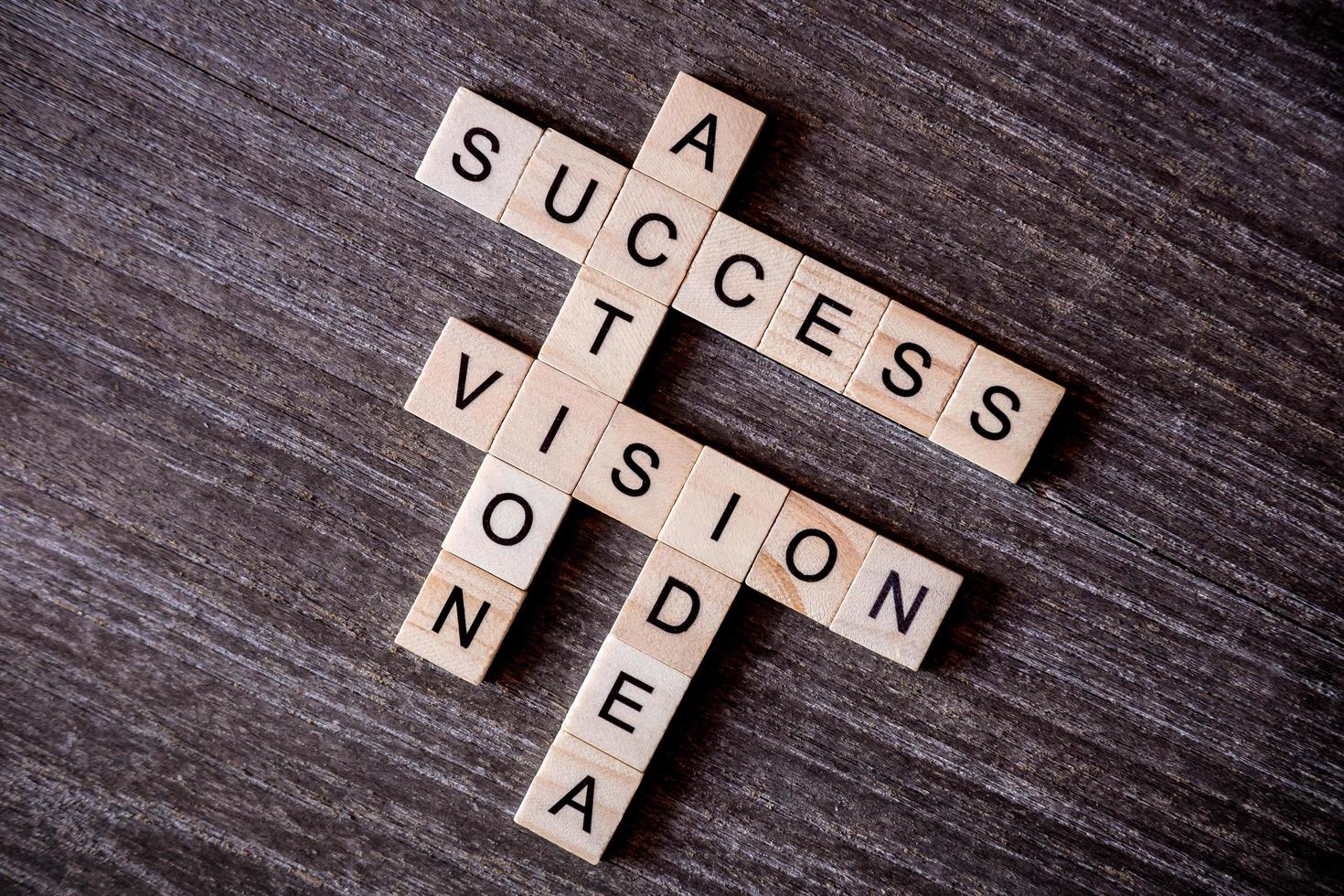Vista superior de un crucigrama con palabras idea, éxito, acción y visión. foto
