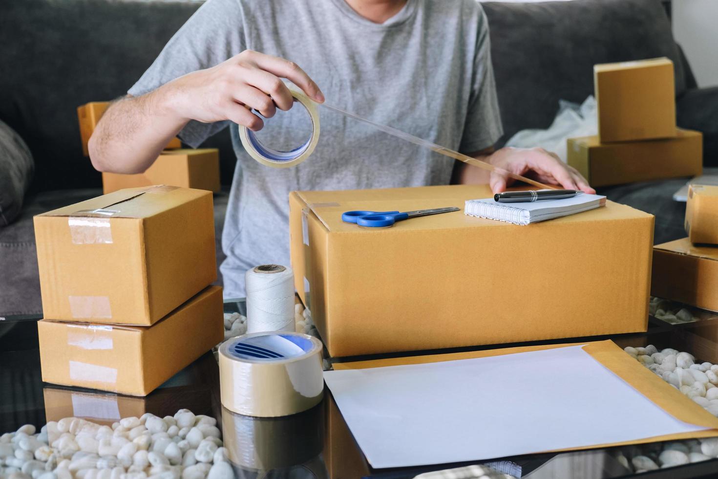 primer plano de una persona que prepara envíos desde casa foto