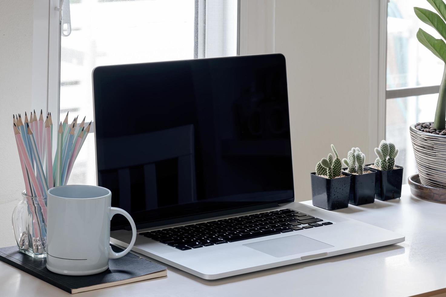 maqueta de laptop con plantas en macetas foto
