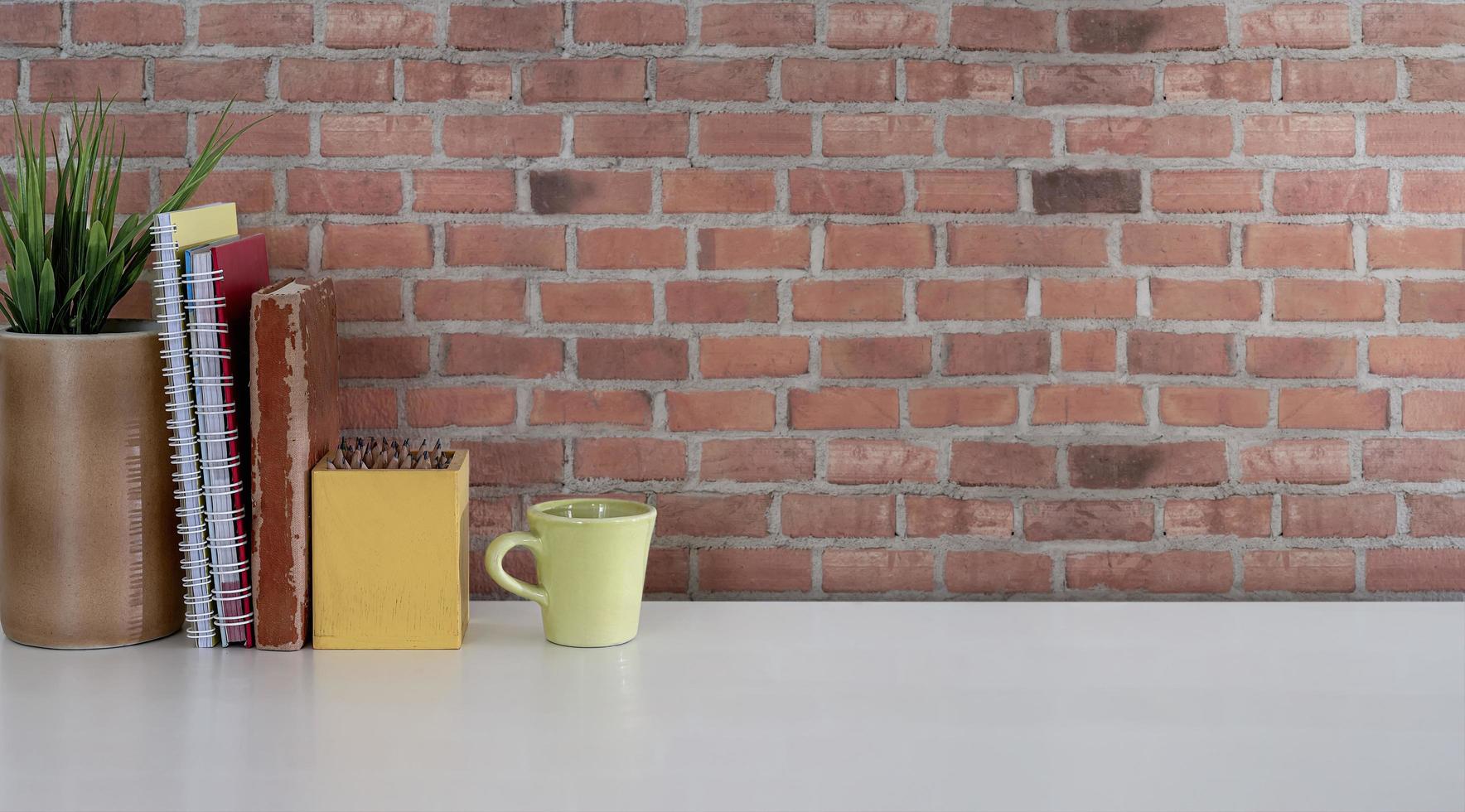 café con material de oficina con un fondo de ladrillo foto