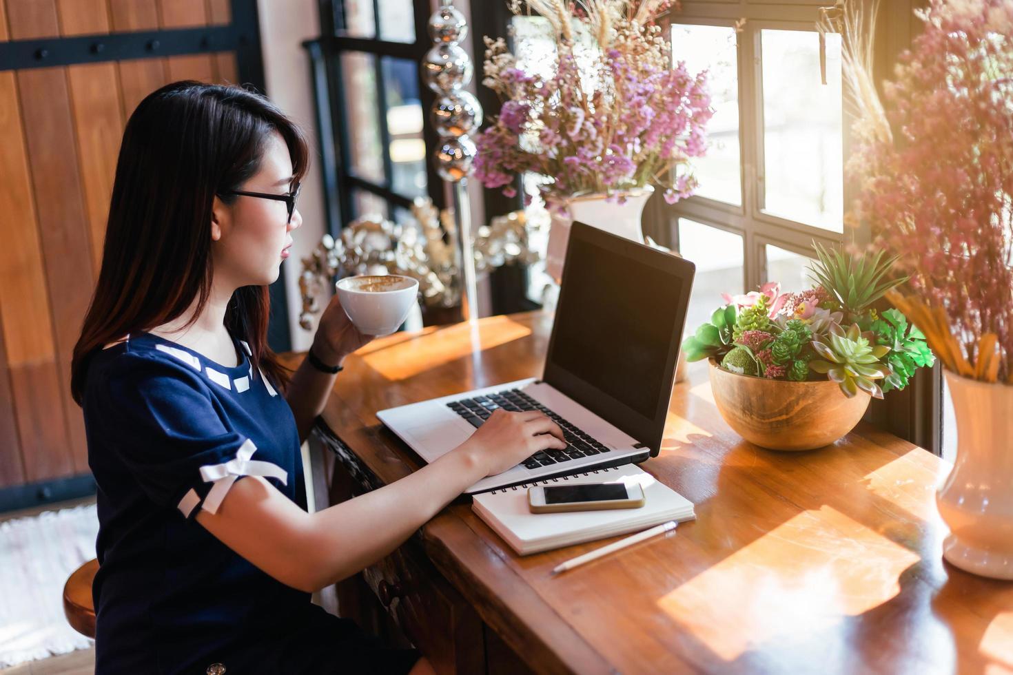 mujer trabajando desde casa foto