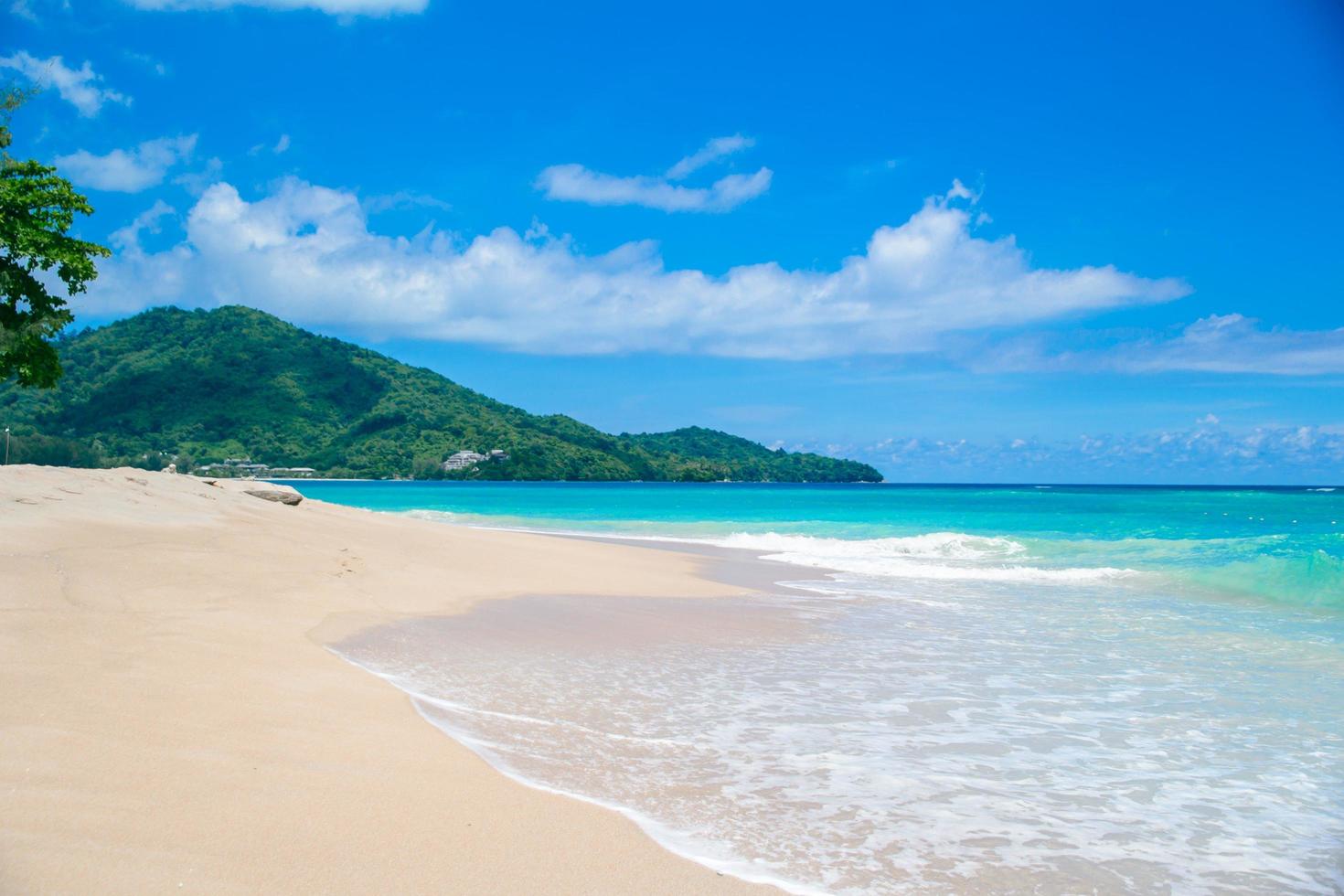 playa soleada de verano foto