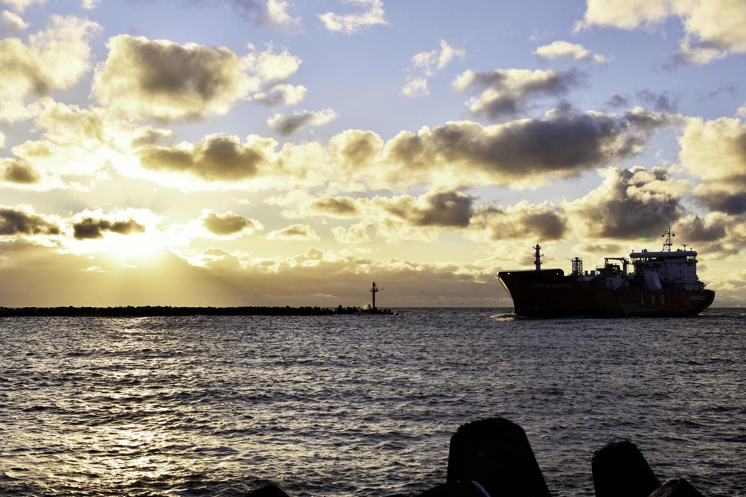 un barco al atardecer foto