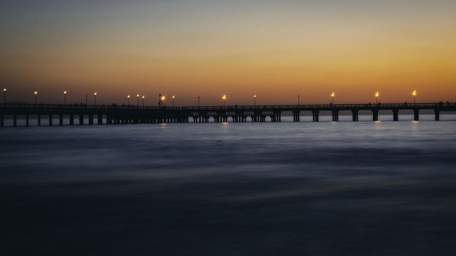 puente al atardecer sobre el mar foto