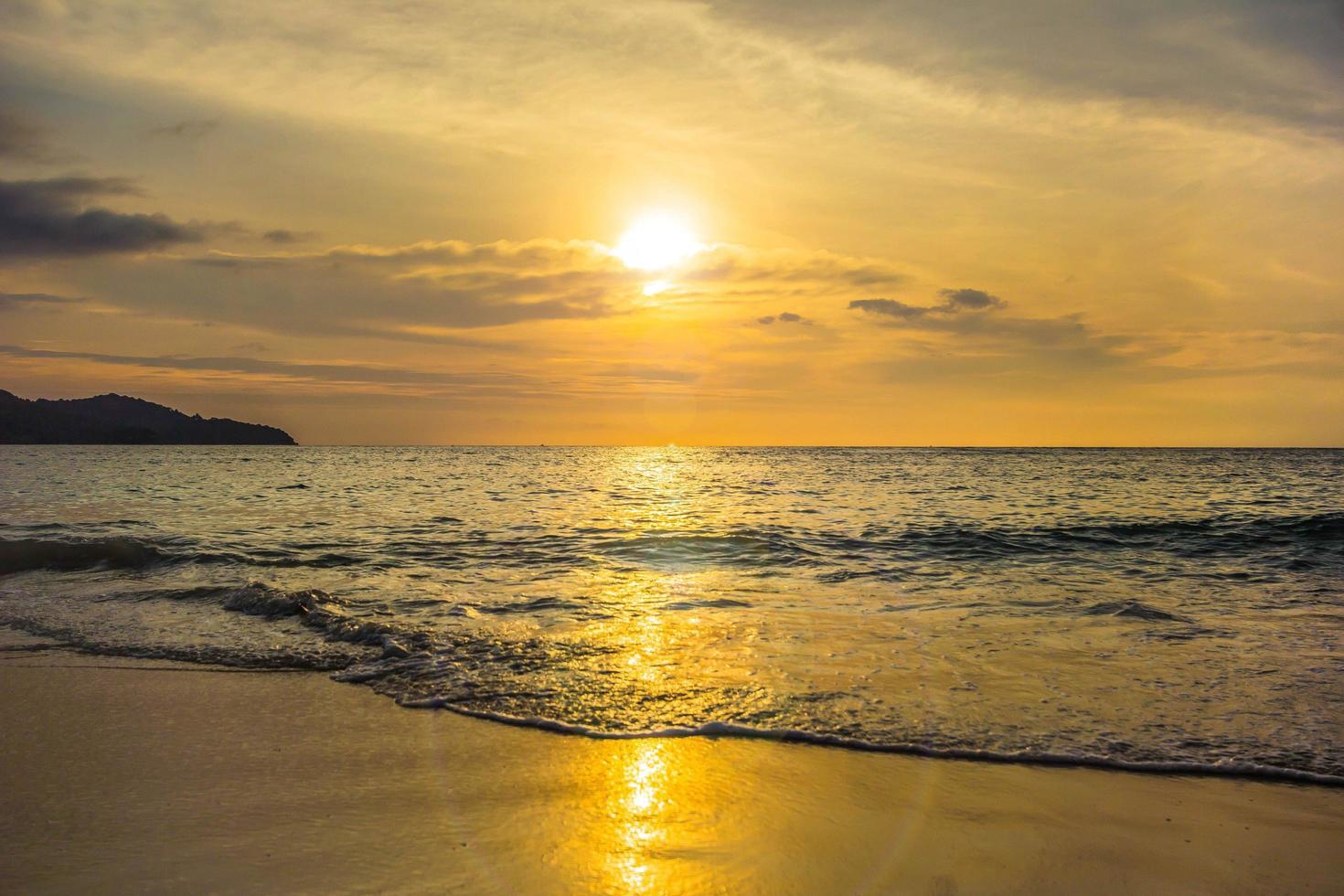 atardecer en la playa costera foto