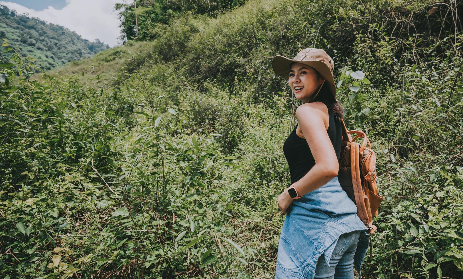 mujer con mochila de senderismo foto