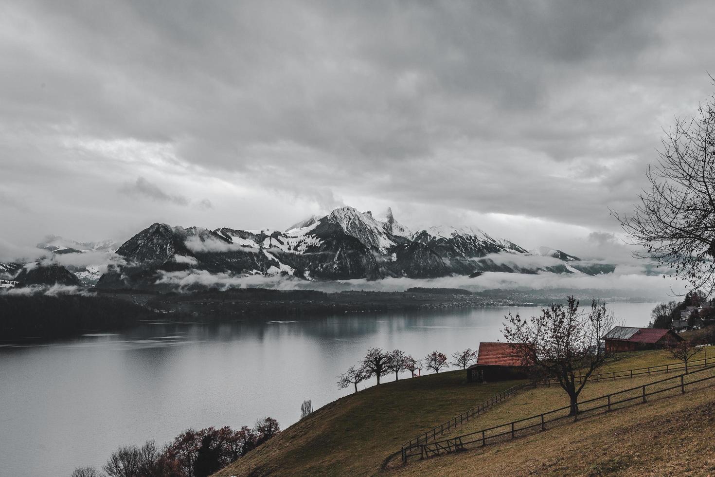 Alpes de montaña cerca del lago foto