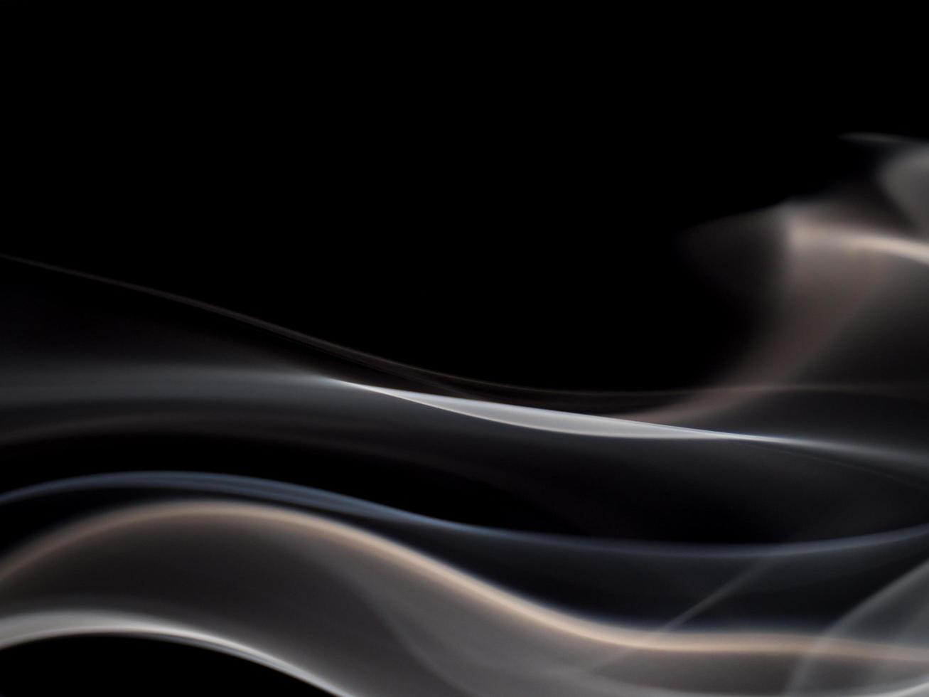 líneas de humo sobre un fondo negro foto