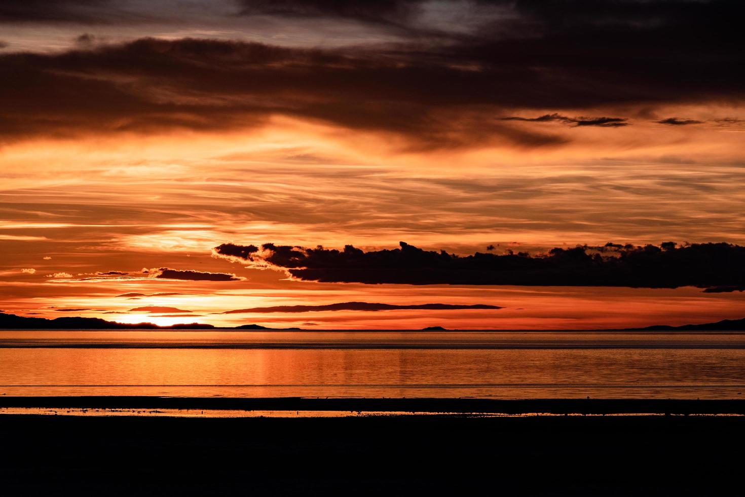 el océano durante la puesta de sol foto