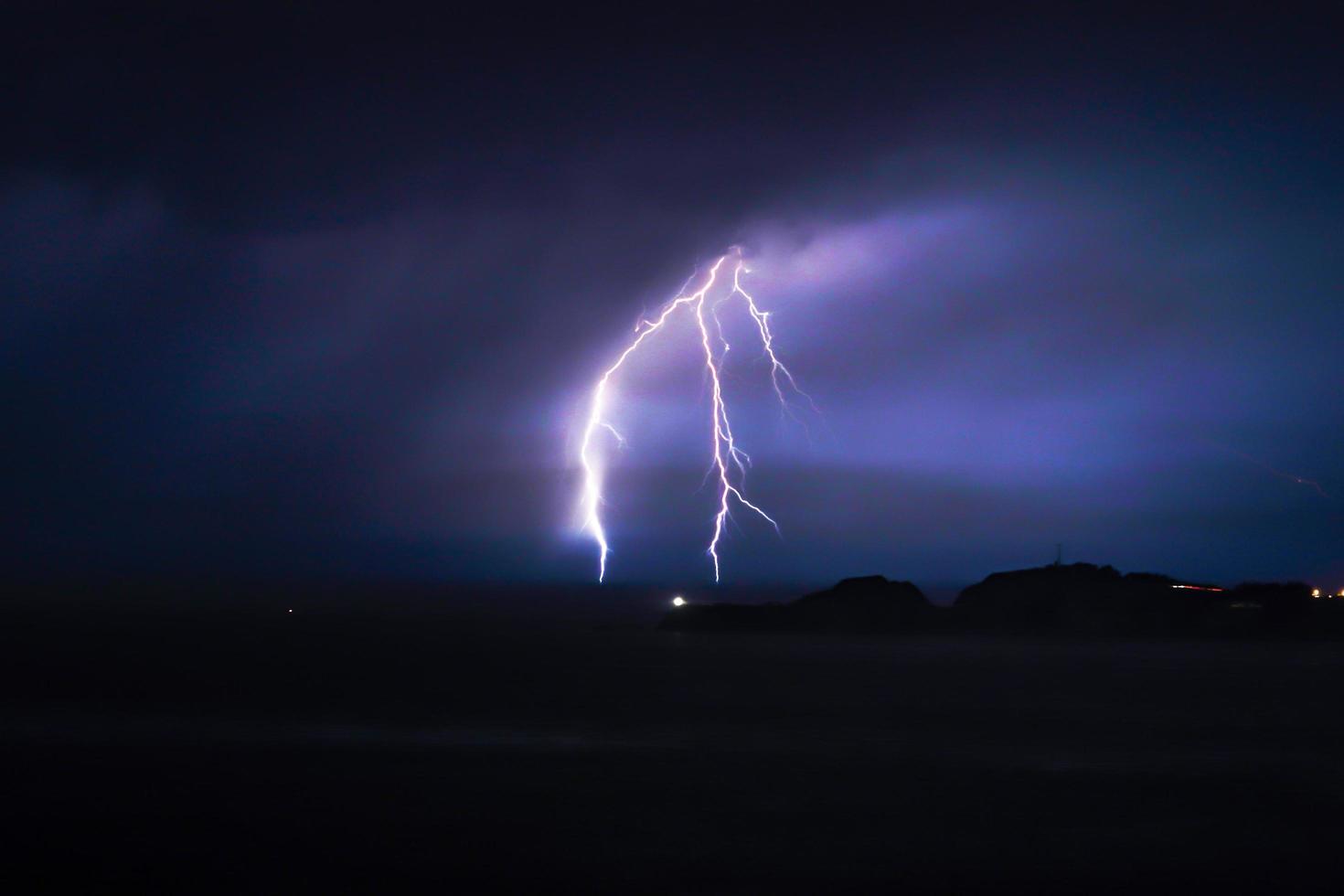 relámpago en el cielo nublado durante la noche foto