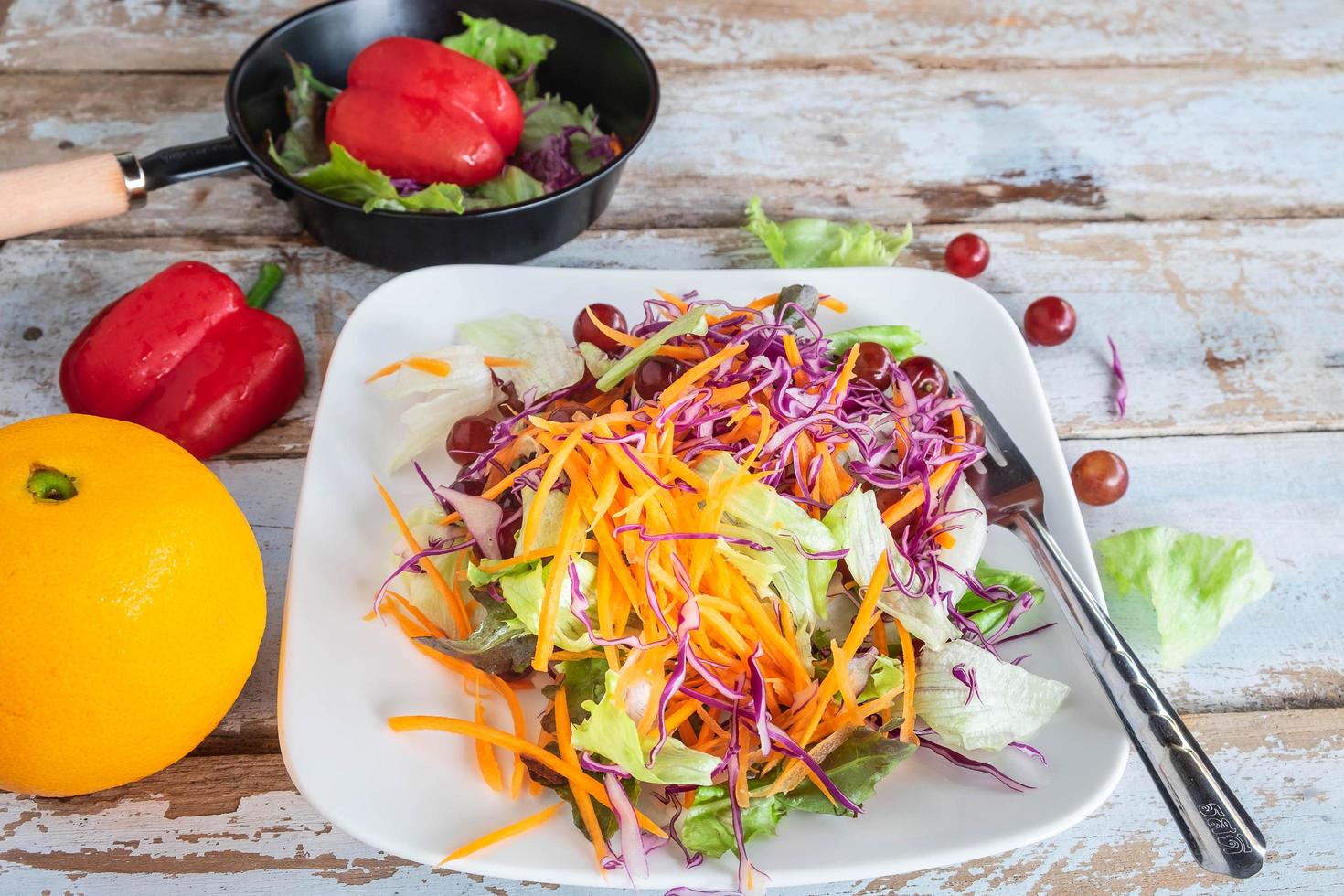 tazón de fuente de ensalada de verduras en la mesa foto