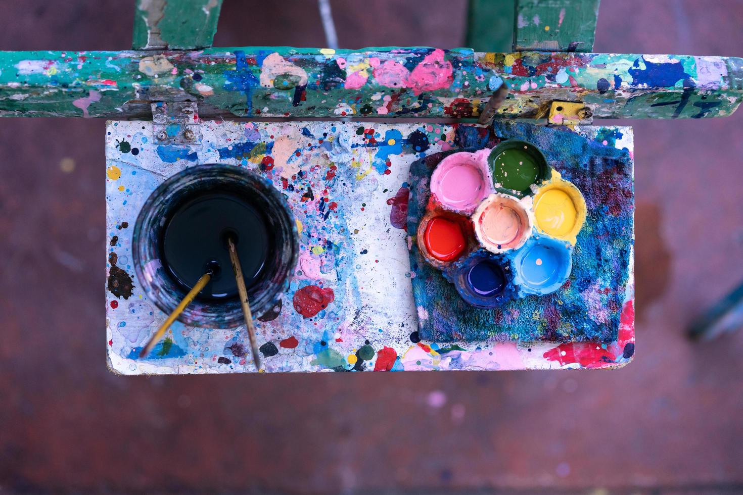 Top view of a paint palette and brushes photo