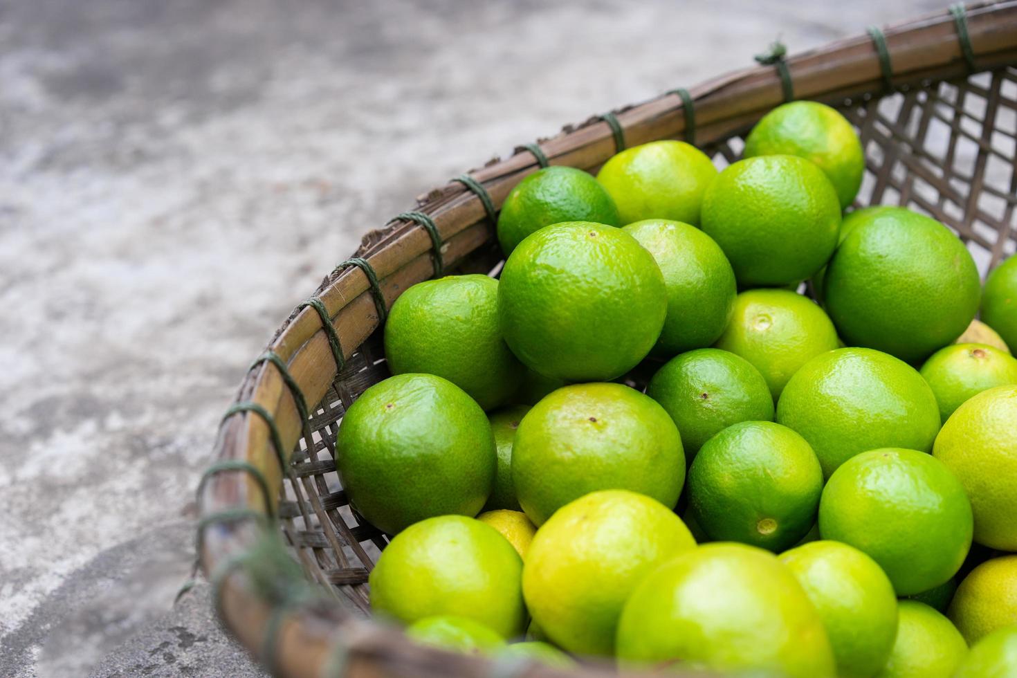 limones en una canasta de madera foto